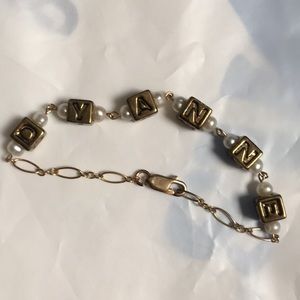 Gold bracelet with pearls